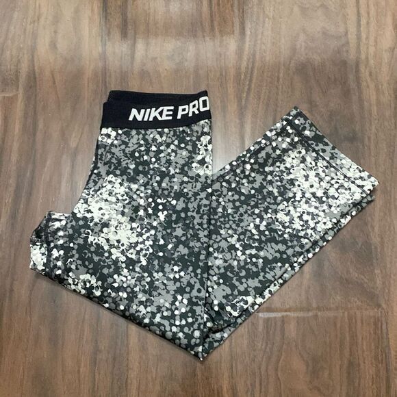 Nike Pants - Nike Pro crop leggings 17” inseam